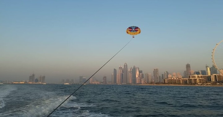 مغامرة الإبحار بالمظلة على شاطئ جميرا مع سي بيرد للرياضات المائية في دبي